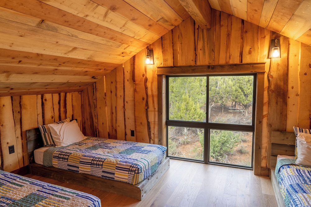 Lodge, 6 Beds, 3 King Beds، Zion Mountain Ranch 5/8