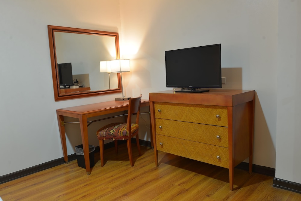 Royal Suites Condotel 1/18