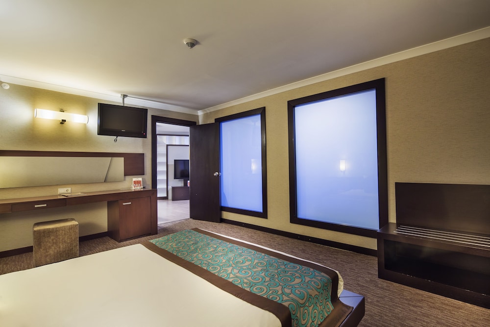 Catamaran Resort Hotel 33/71