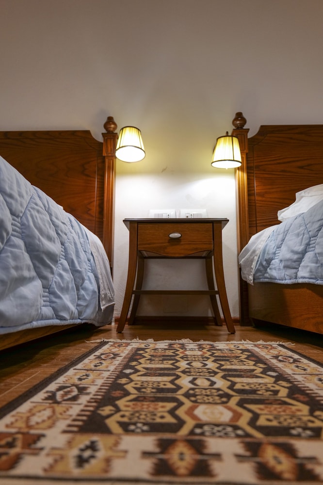 Bineri Hotel Gjirakastra 42/52