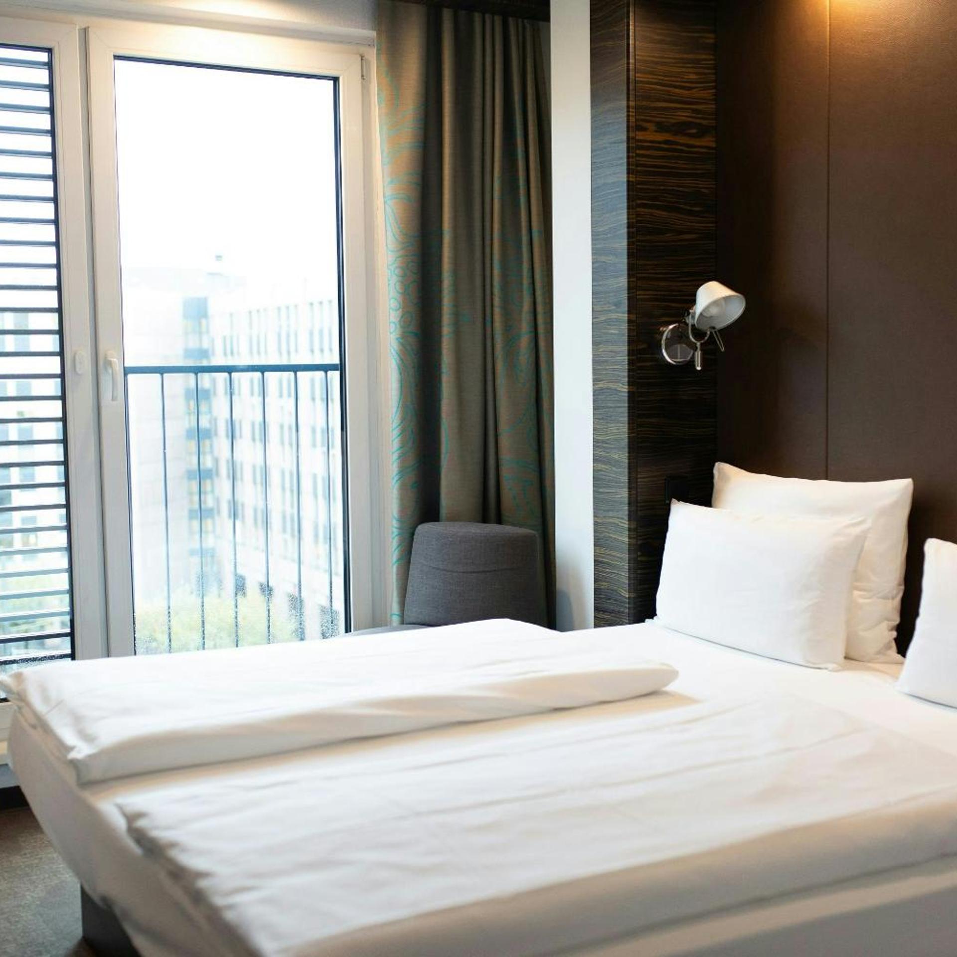 غرفة بسرير كوين، Hotel Motel One Dusseldorf-Hauptbahnhof 3/7
