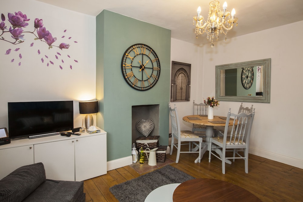 Stunning Central Richmond With Garden 24/34