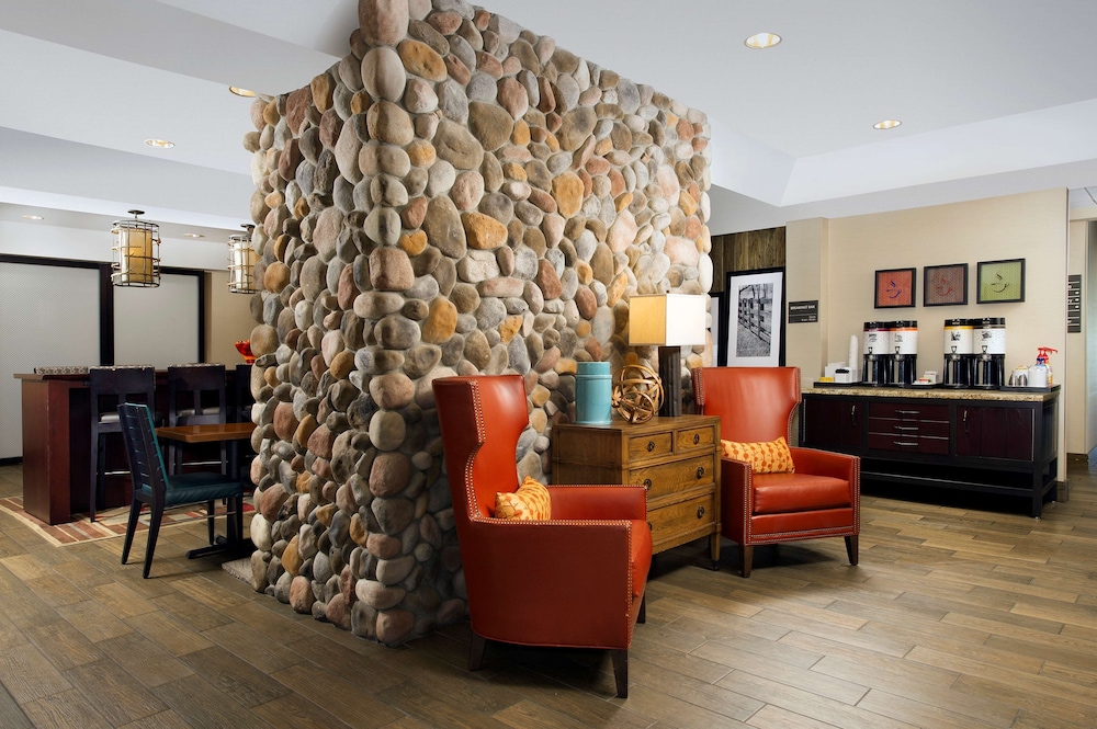 Hampton Inn Kansas City The Legends 24/36