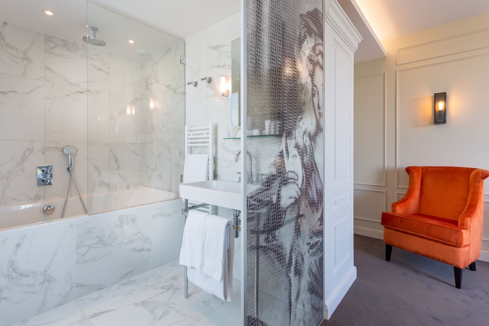 HOTEL LA COMTESSE 6/59