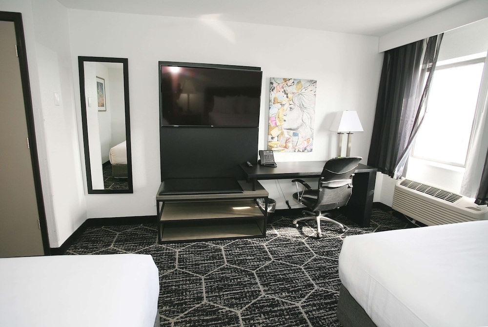 La Quinta Inn & Suites by Wyndham Des Moines West Clive 30/68