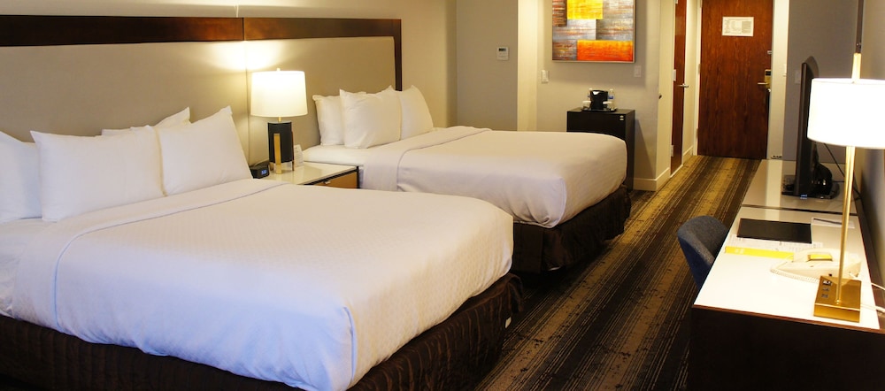 Crowne Plaza Edison 10/51