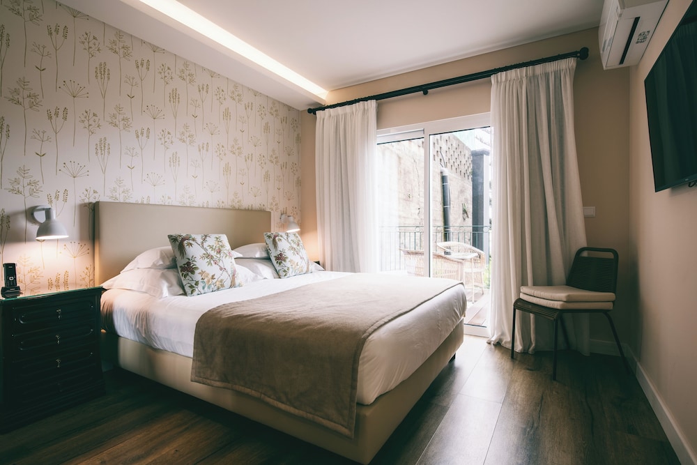 1 Bedroom, Garden, Classic, Suite, Queen Bed, Private Bathroom, Kitchenette