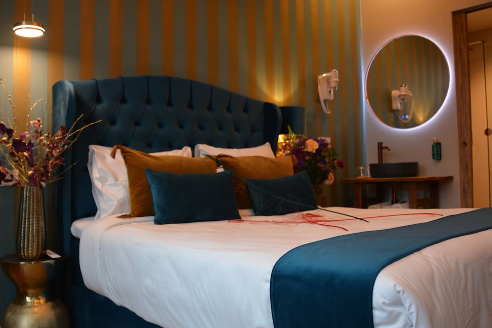 ROOM, DOUBLE BED, CANAL VIEW
