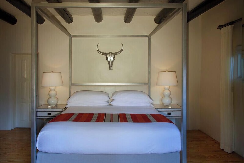 Icon, Deluxe, King Bed, Courtyard View