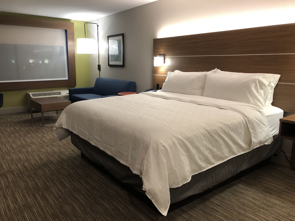 Holiday Inn Express Suites Racine 24/63