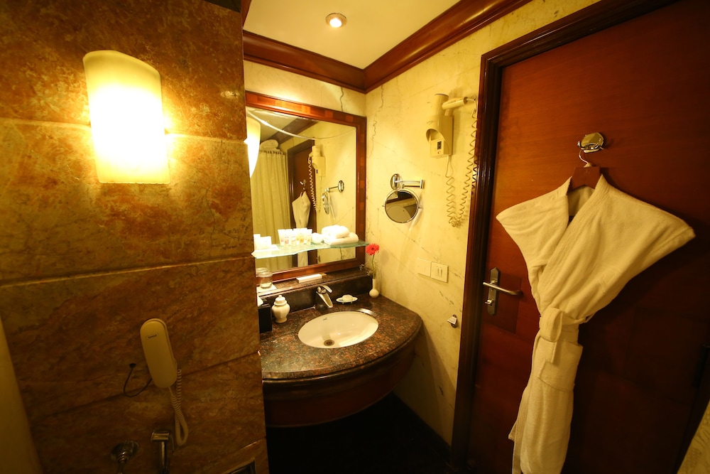 Welcomhotel By Itc Hotels Devee Grand Bay 69/71