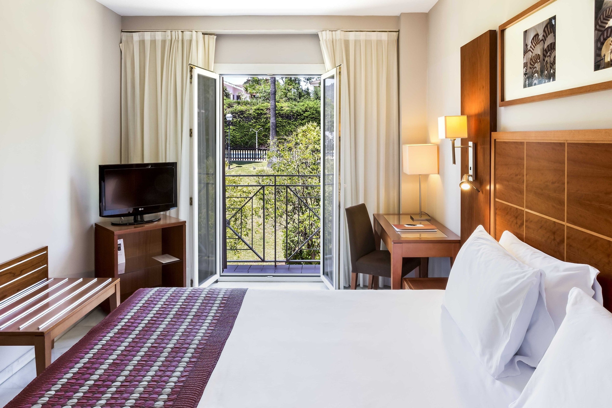 غرفة قياسية ثلاثية بسرير مزدوج وسرير فردي