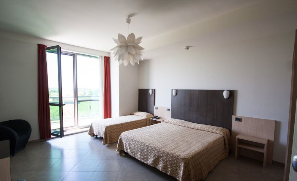 Hotel Lux Modena 12/65