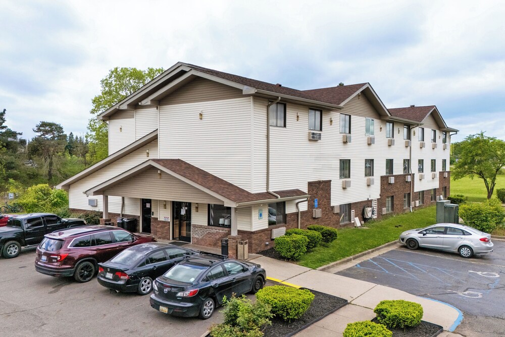 Super Inn by OYO Lansing MI 25/28