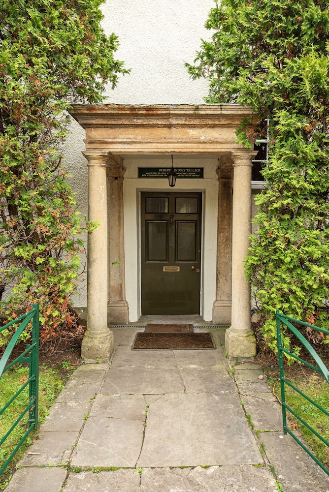 Compton House - Guest House 4/25