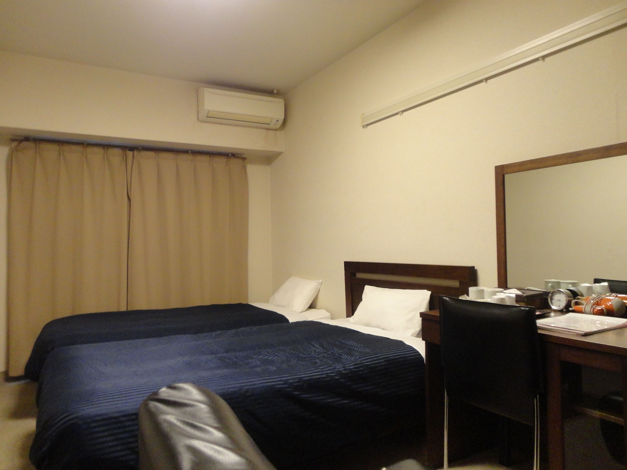 ROOM, TWIN BEDS, SMOKING