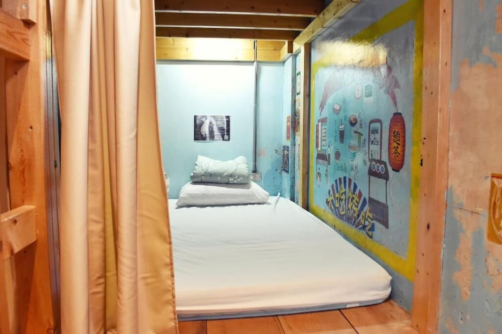 FEMALE DORM, FEMALE ONLY, SHARED BATHROOM