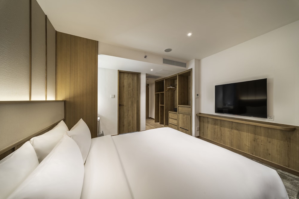 Standard, Queen Bed