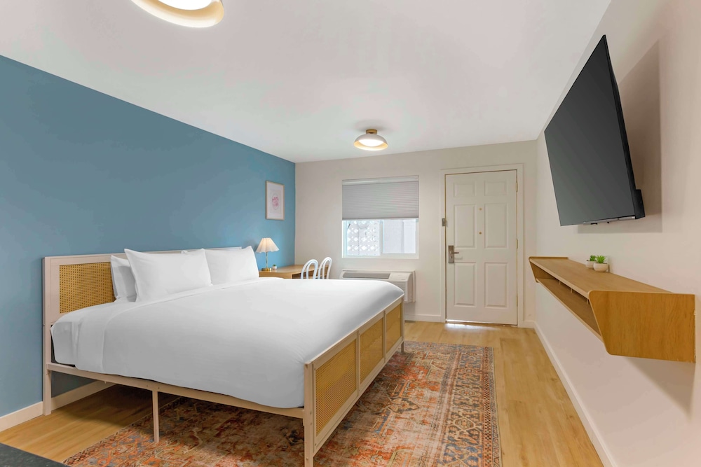 Standard, King Bed, Pool Side, Kitchenette