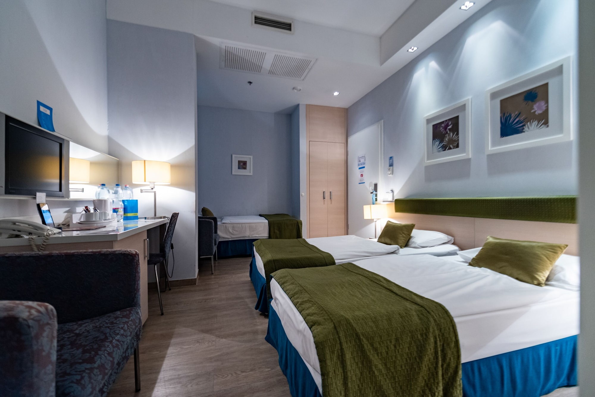 غرفة بثلاثة أسرّة مع سرير إضافي، Atrium Hotel by Mellow Mood Hotels 5/10