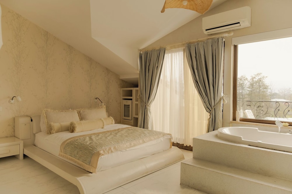 Honeymoon, Suite, King Bed, Partial Lake View, Jetted Tub