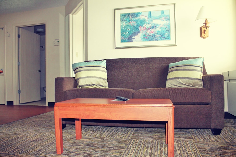 Candlewood Suites Syracuse-Airport 12/75