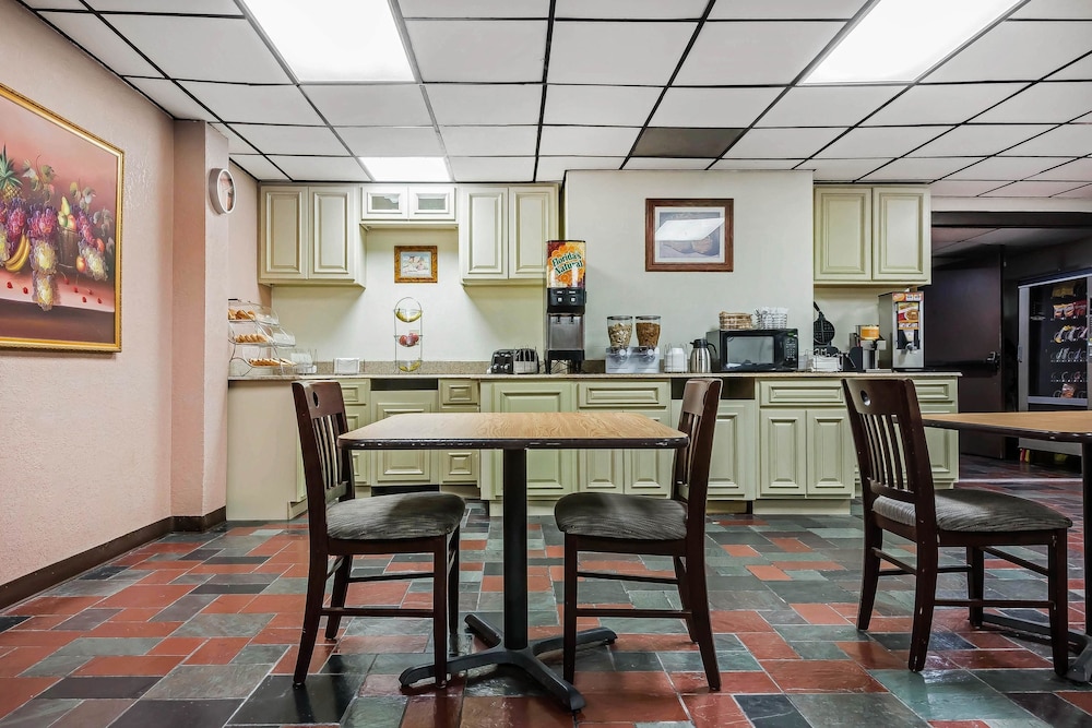 Quality Inn & Suites Binghamton Vestal 27/31