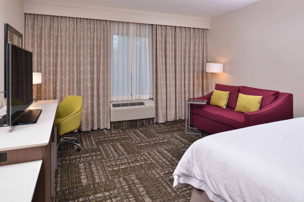 Hampton Inn Suites Dallas Market Center 21/75