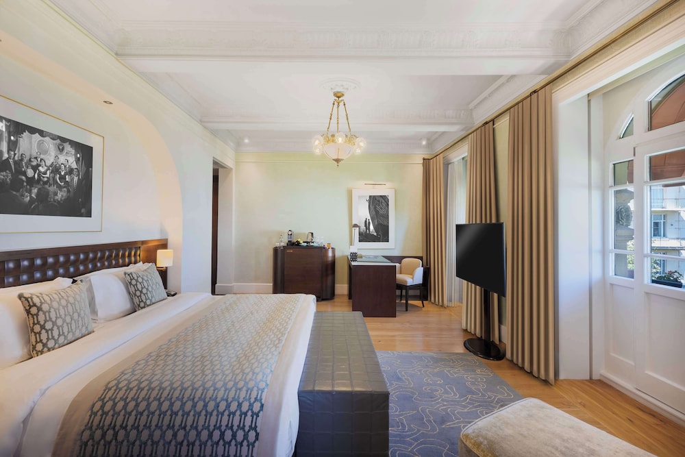 DELUXE, KING BED