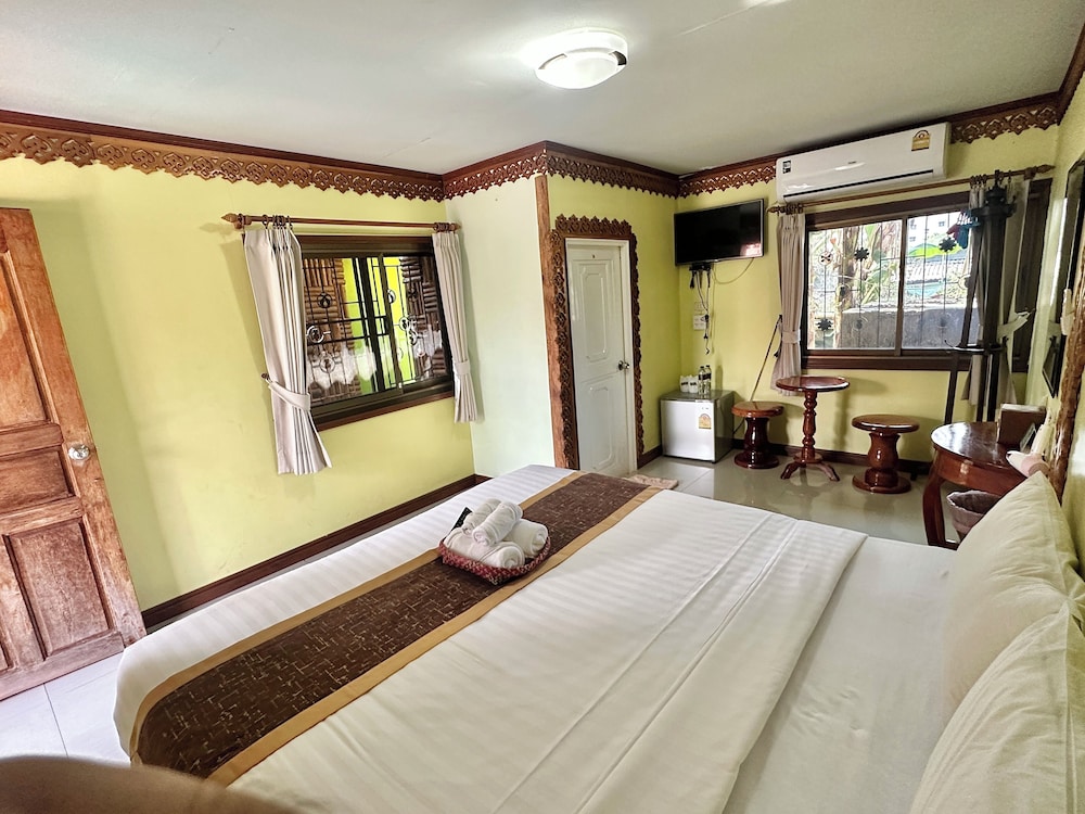 SUPERIOR, DOUBLE BED, POOL ACCESS