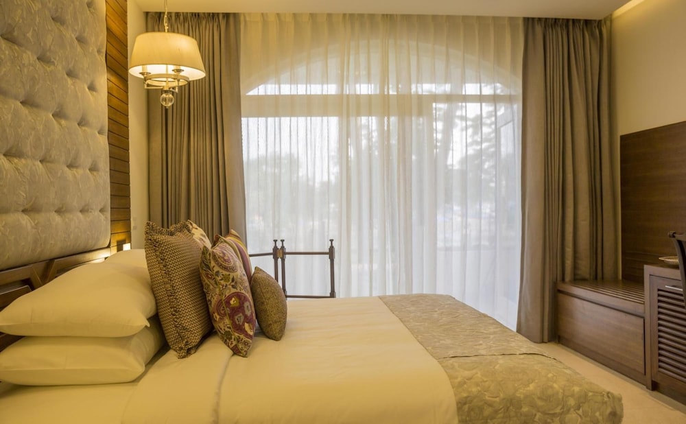 Acron Waterfront Resort 52/80