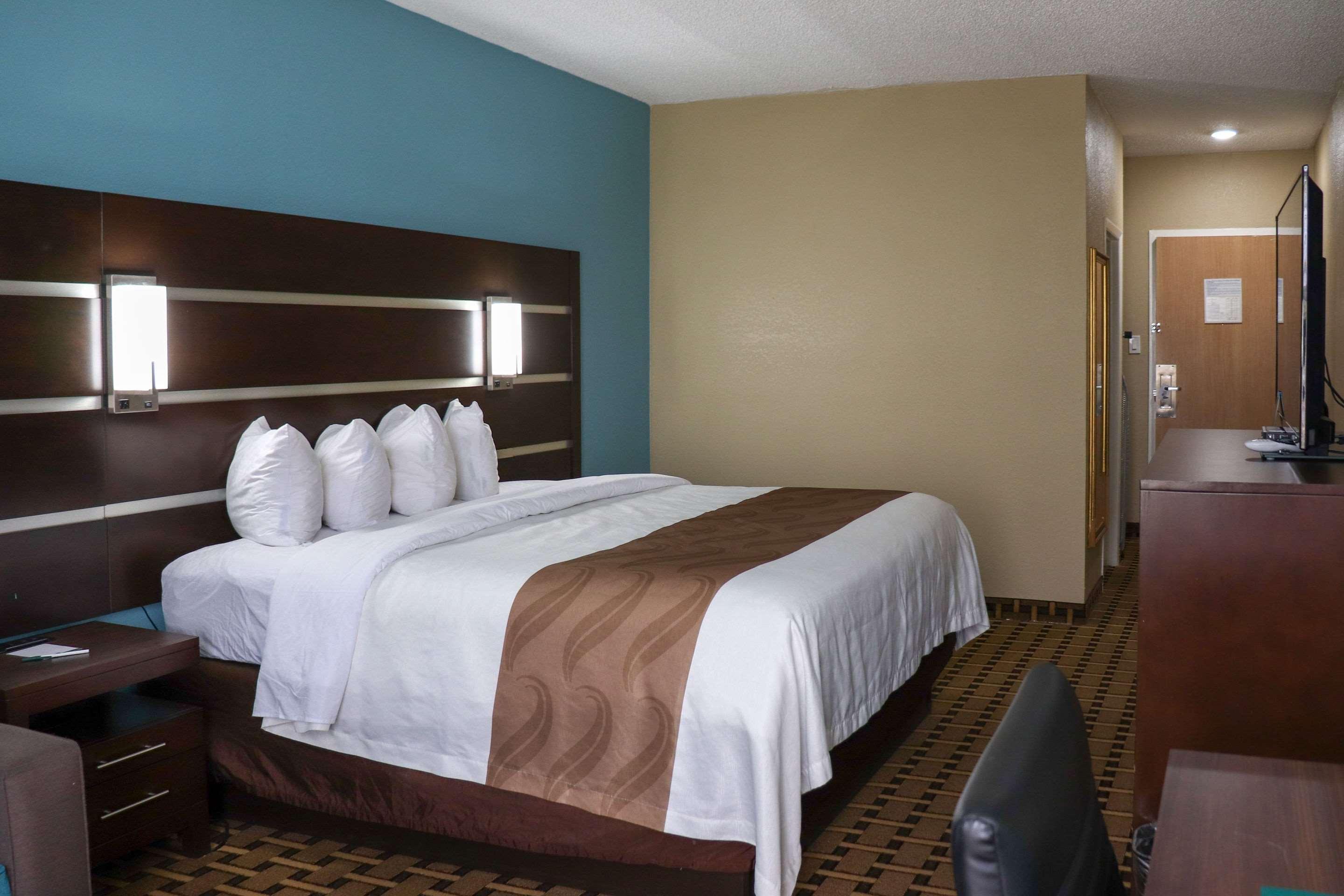 ROOM, KING BED