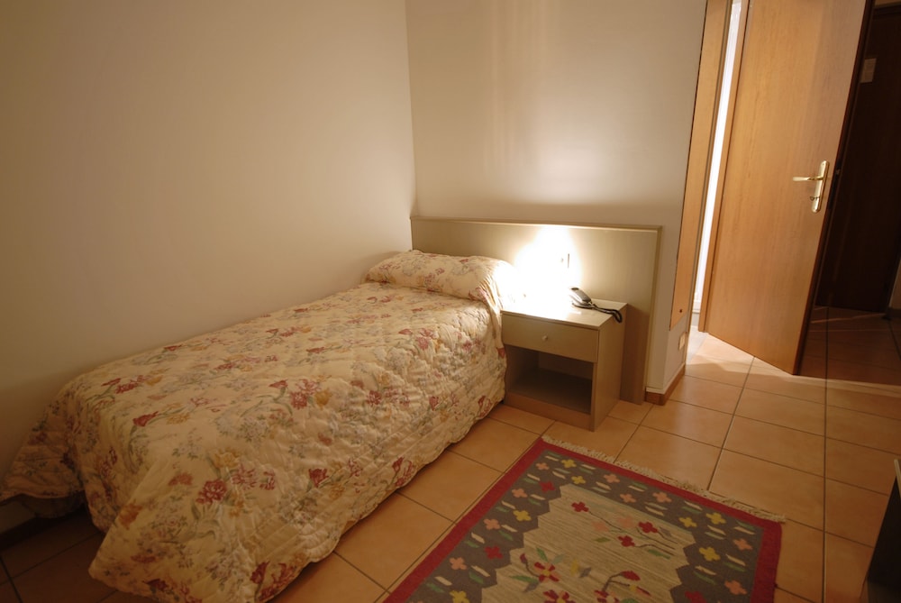 ROOM, SINGLE