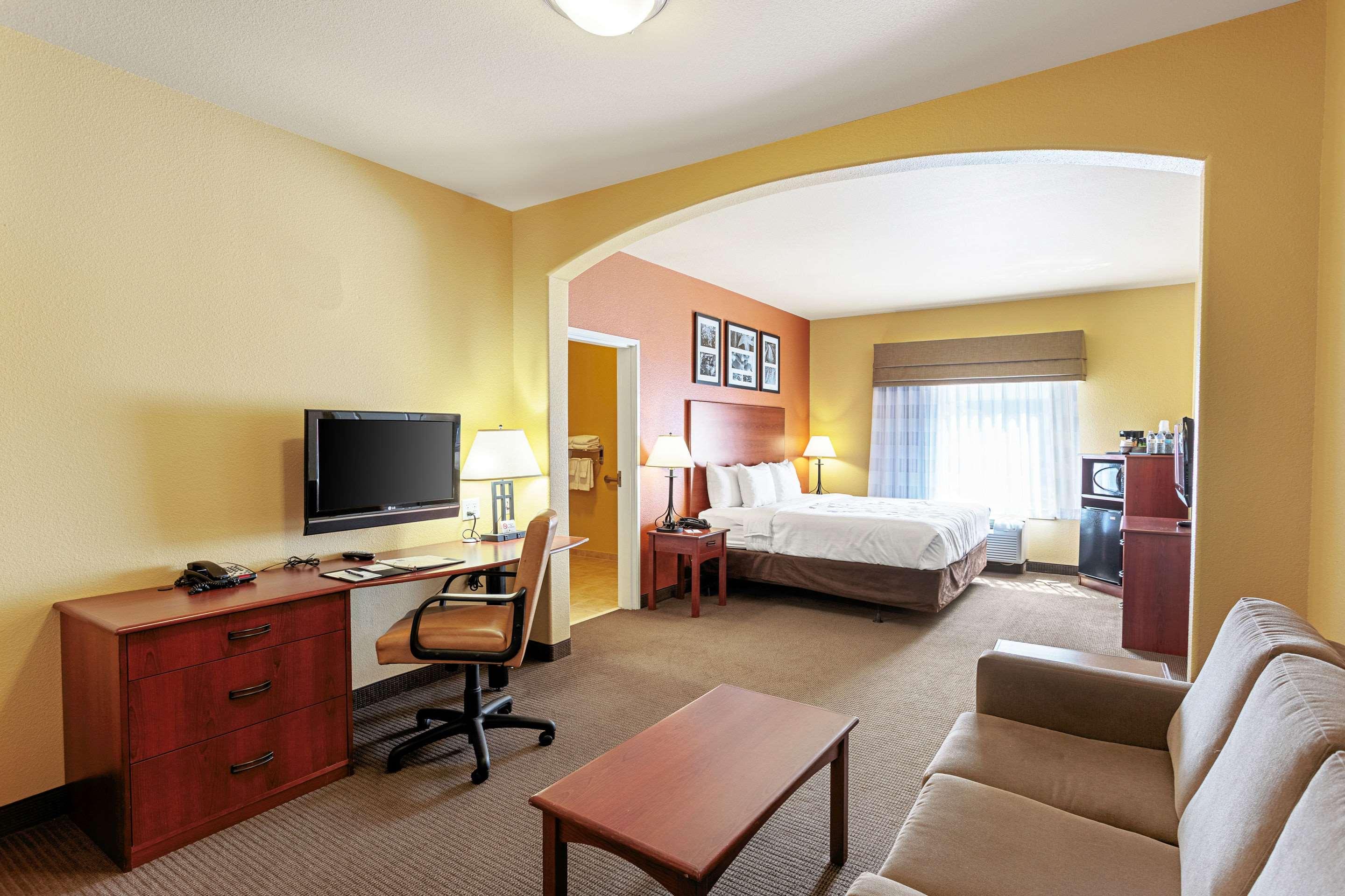 SUITE, KING BED, ACCESSIBLE