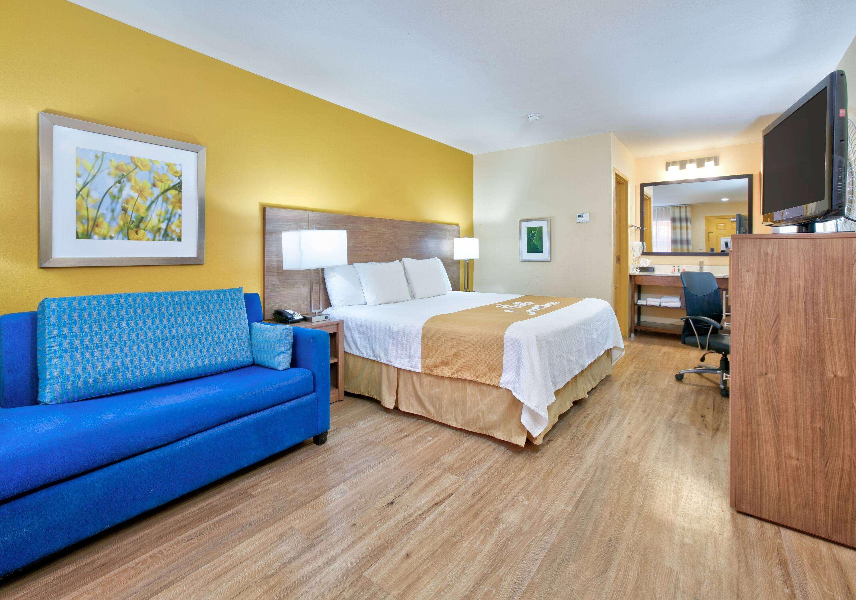 Room, King Bed, Days Inn By Wyndham Batesville 2/3