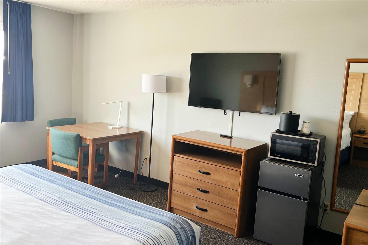 Days Inn & Suites by Wyndham Williamsburg IA North 2/12