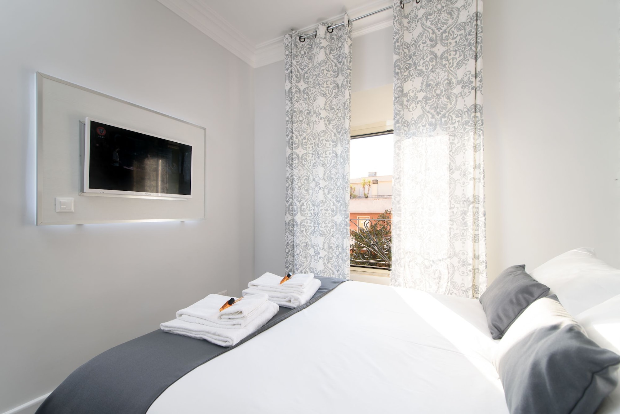 ROOM, DOUBLE BED
