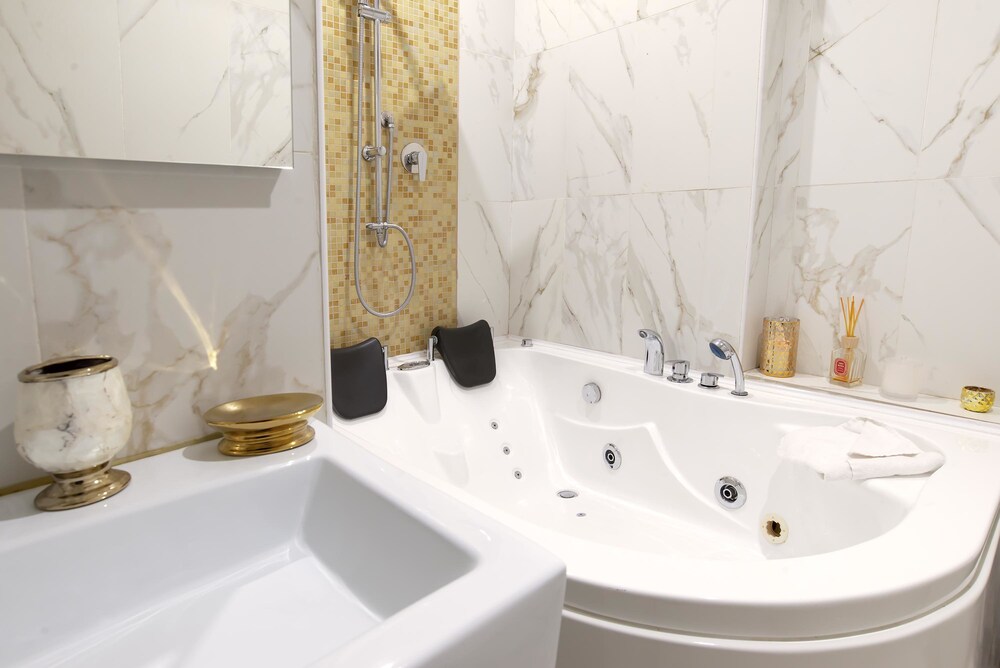 Ingrami Suites 70/72