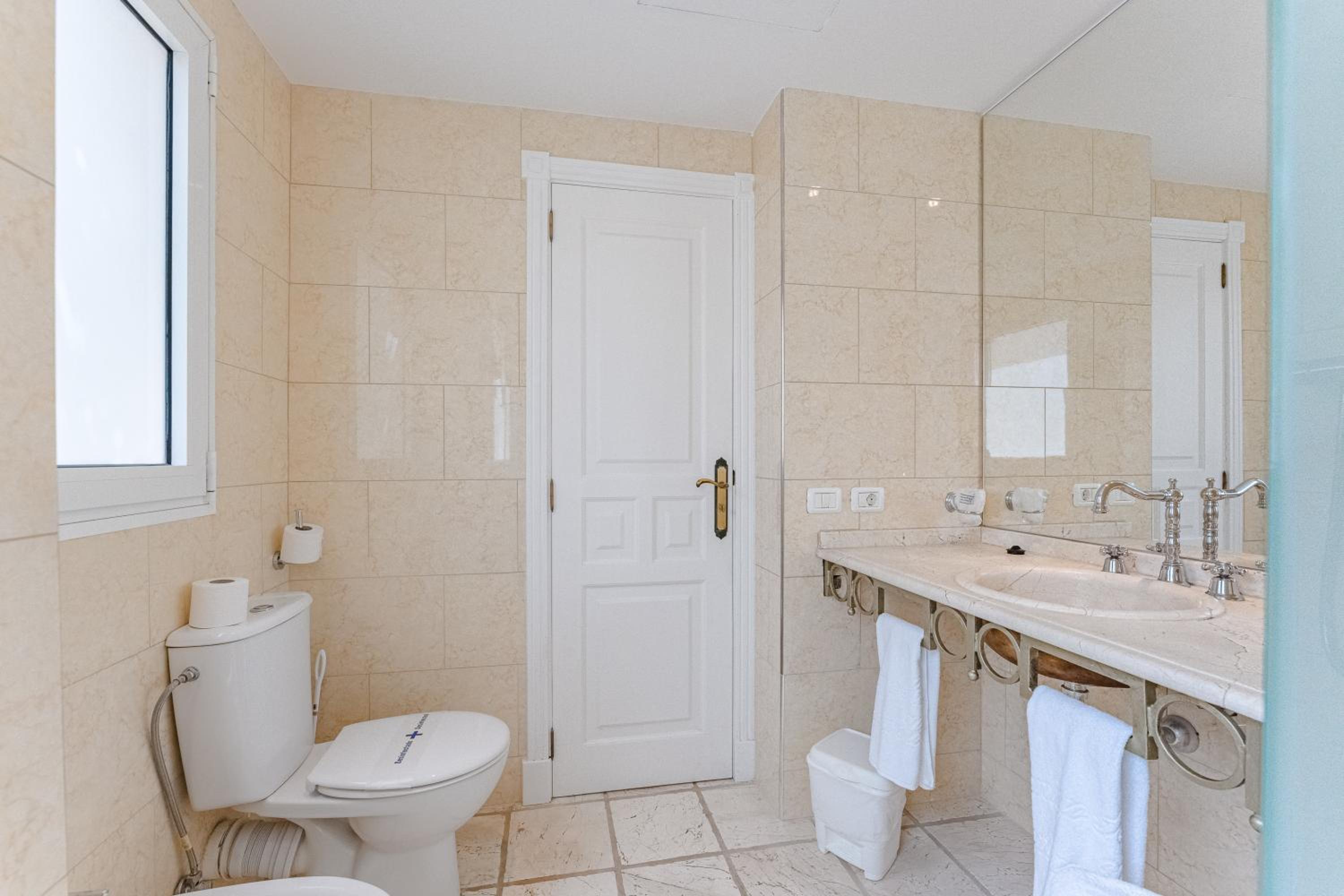 جناح بسرير كينج وسرير فردي، Flamingo Suites 6/8
