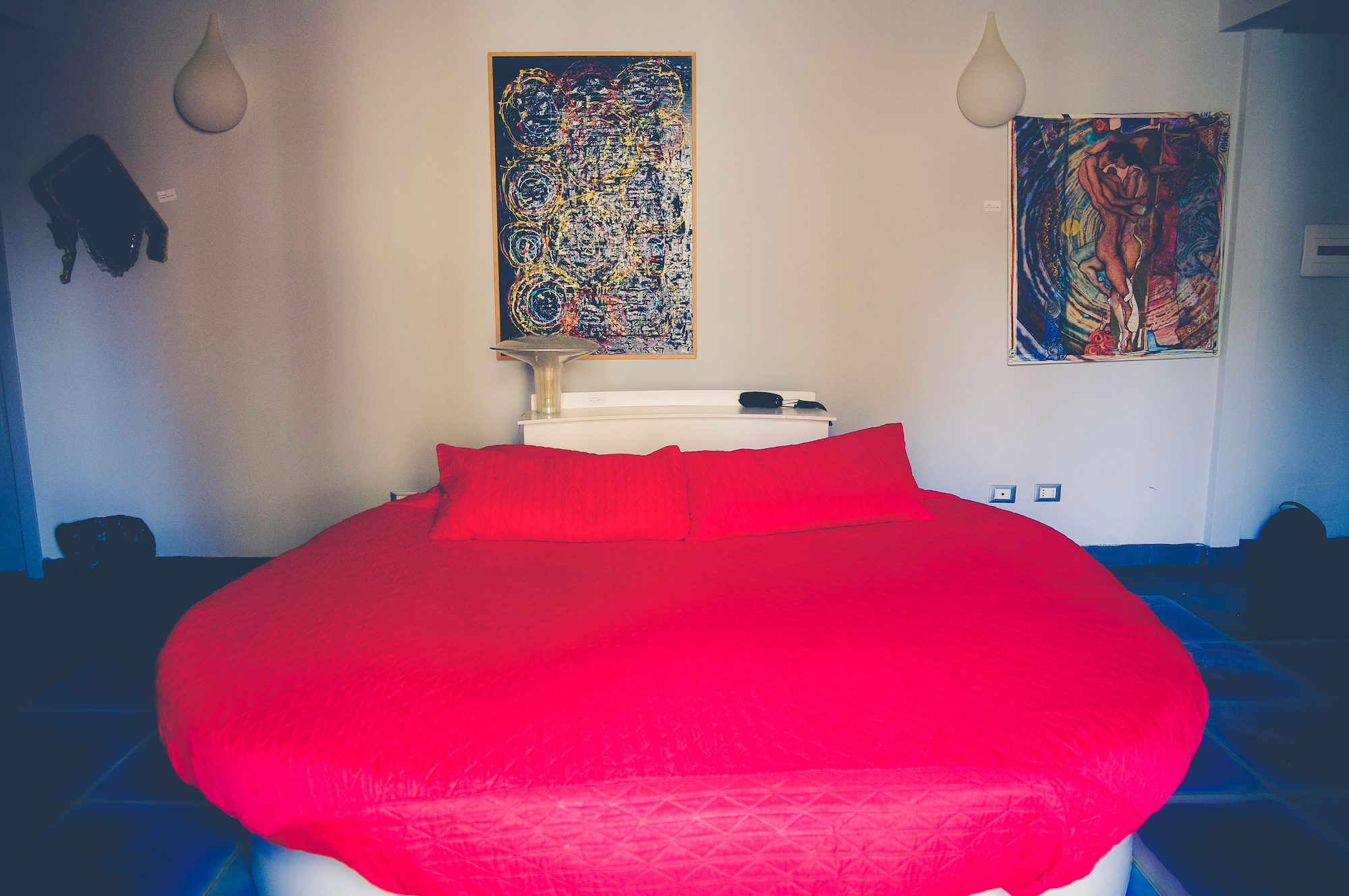DELUXE, DOUBLE OR TWIN BED