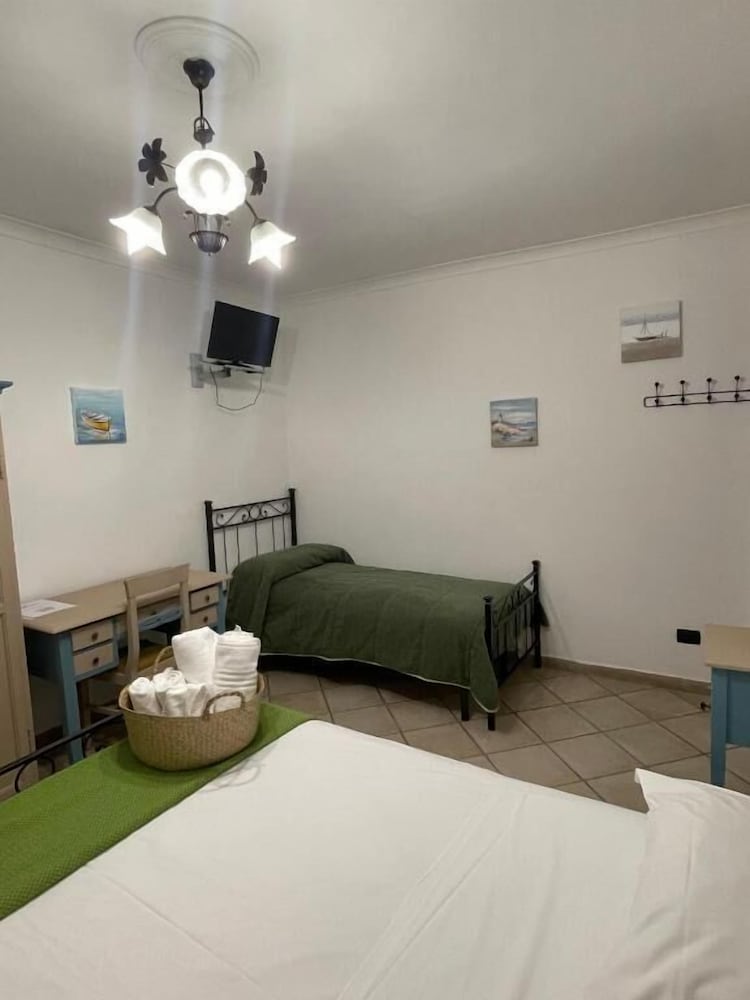 Basic, Triple, Queen Bed, Sofa, Albergo Pace 5/10