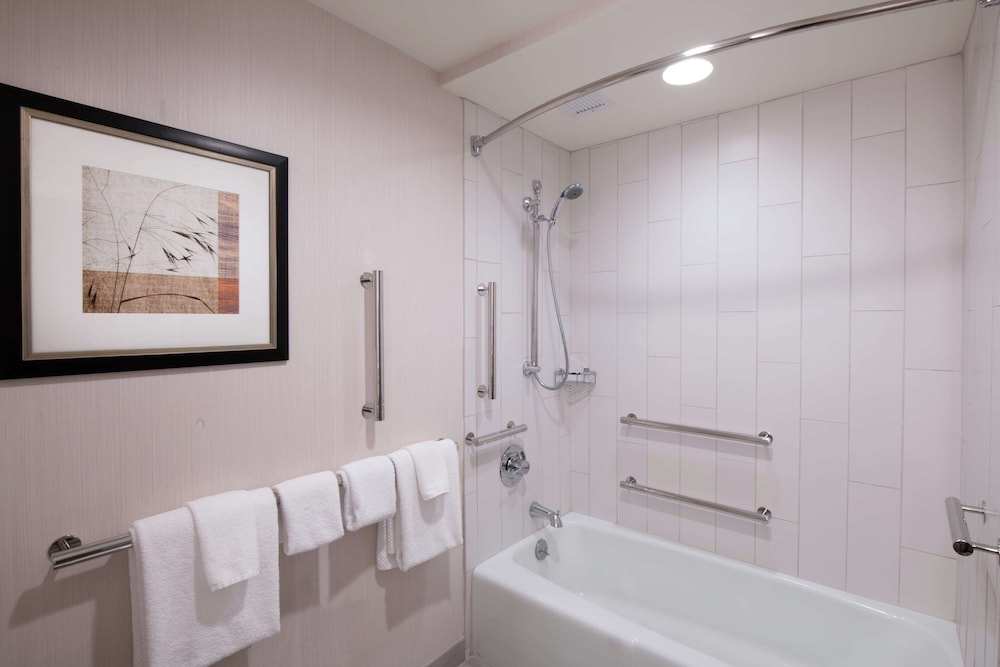 جناح بسرير كينج بشرفة، Doubletree By Hilton Hotel Portland 2/2