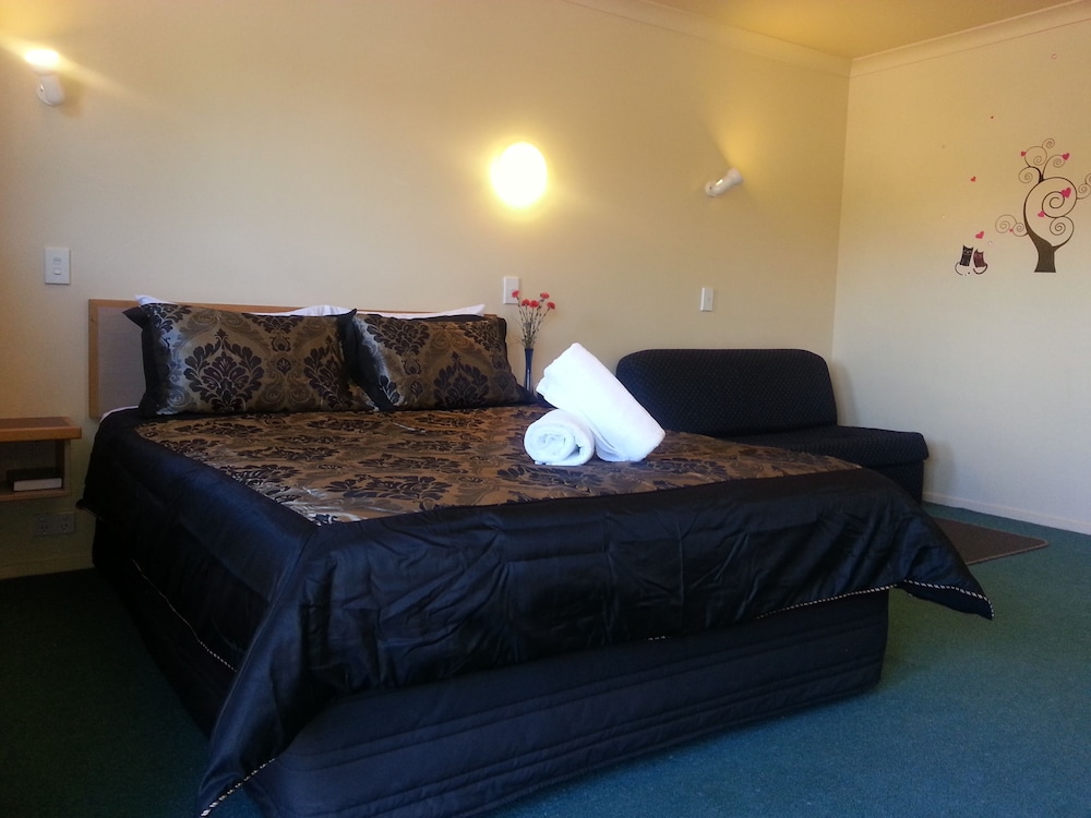 New Castle Motor Lodge 38/53