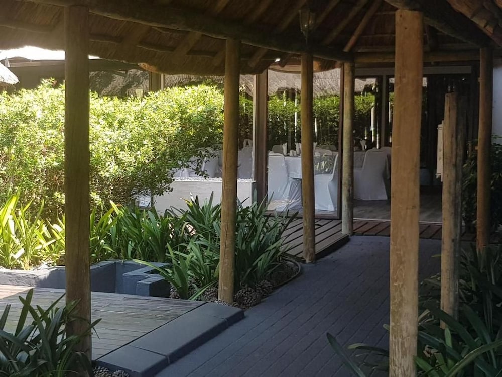 Outlook Lodge OR Tambo 18/35