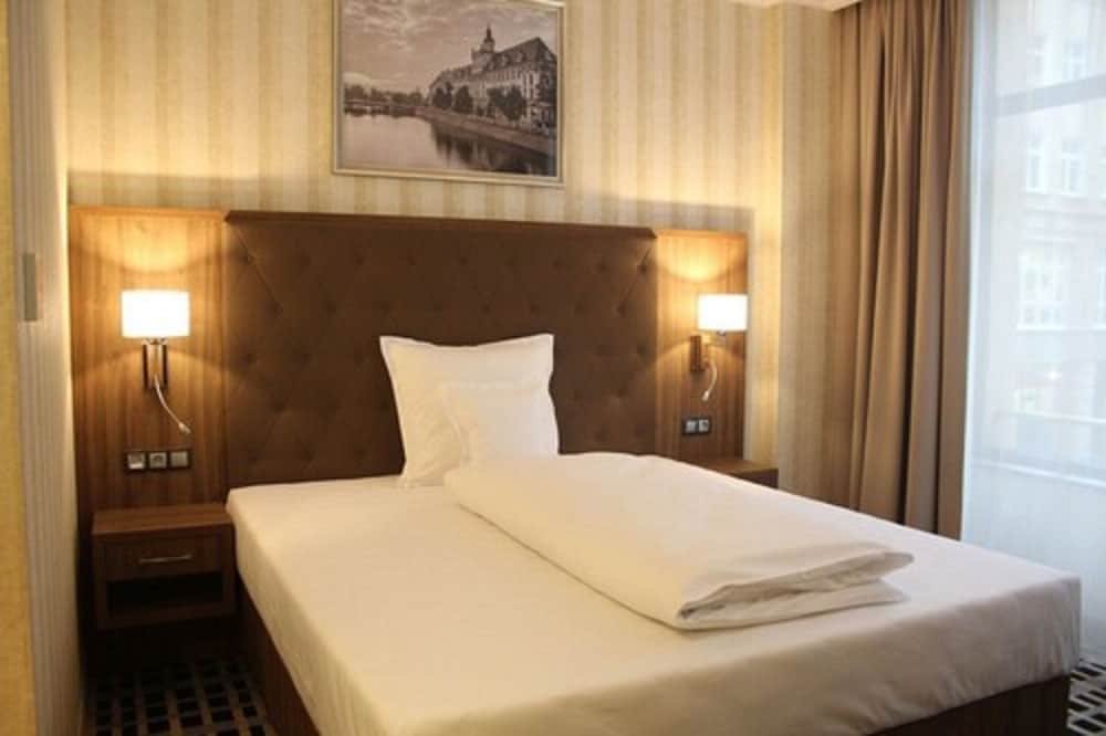 ROOM, SINGLE