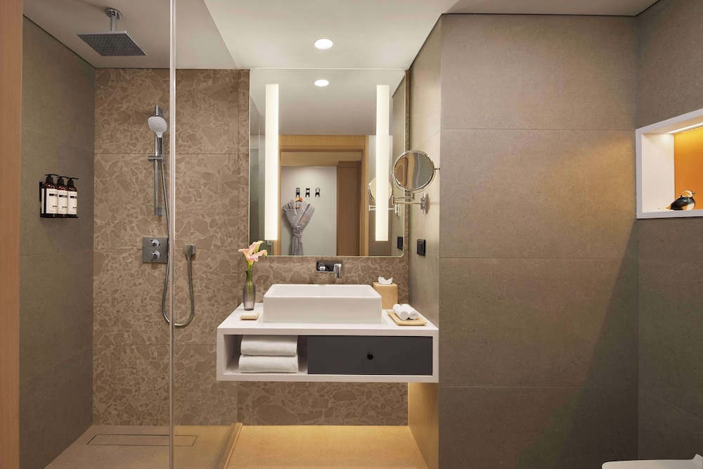 غرفة بريميوم بسرير كينج بإطلالة على البحيرة، Hyatt Centric Hebbal Bangalore 2/2