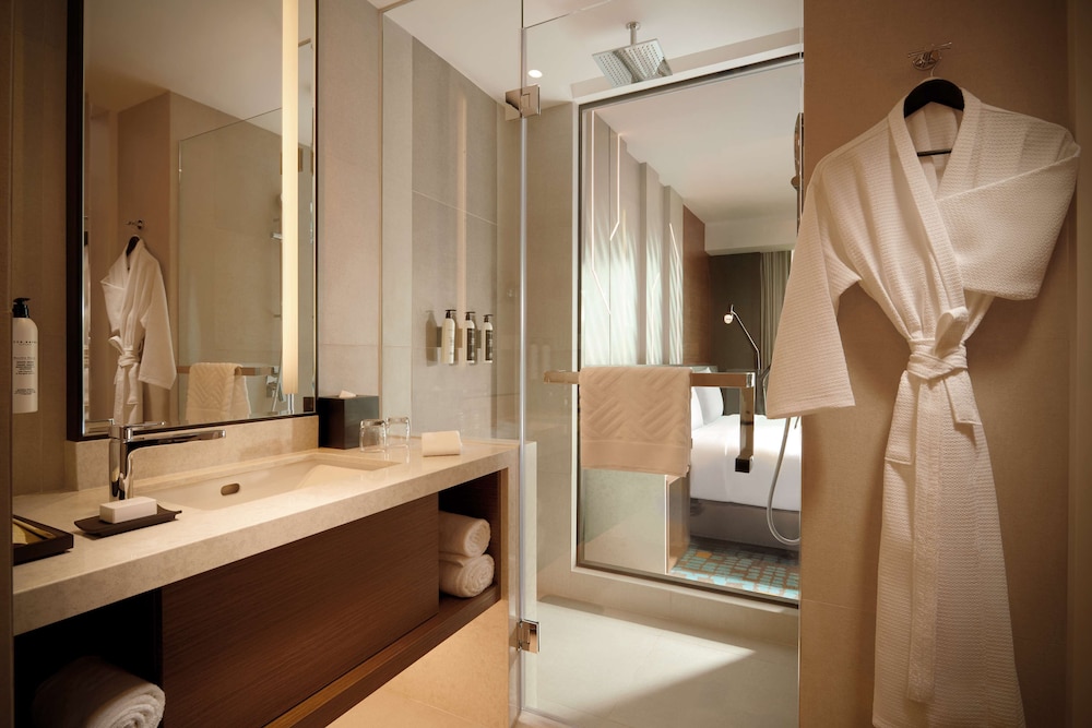 Guest Room, King Bed, DoubleTree by Hilton Shah Alam i-City 12/13