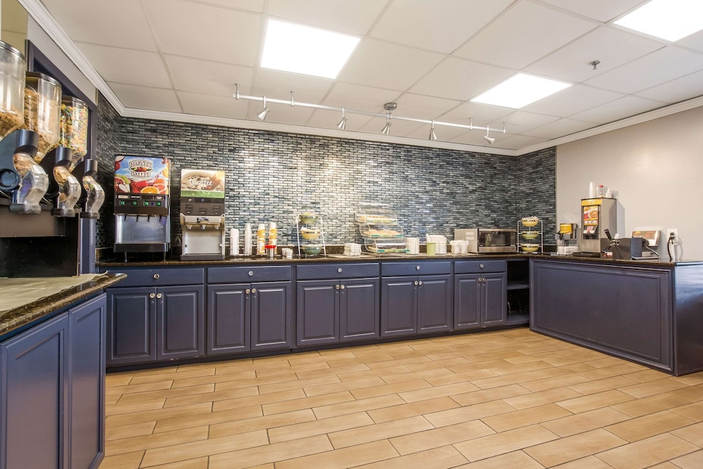 Quality Inn & Suites CVG Airport 8/30