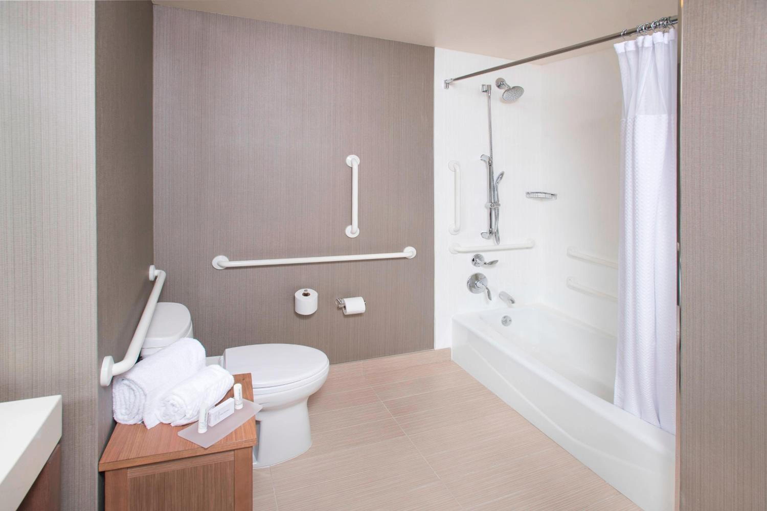 جناح تنفيذي بسرير كينج بغرفة نوم واحدة مع أريكة، Courtyard Redwood City 8/8