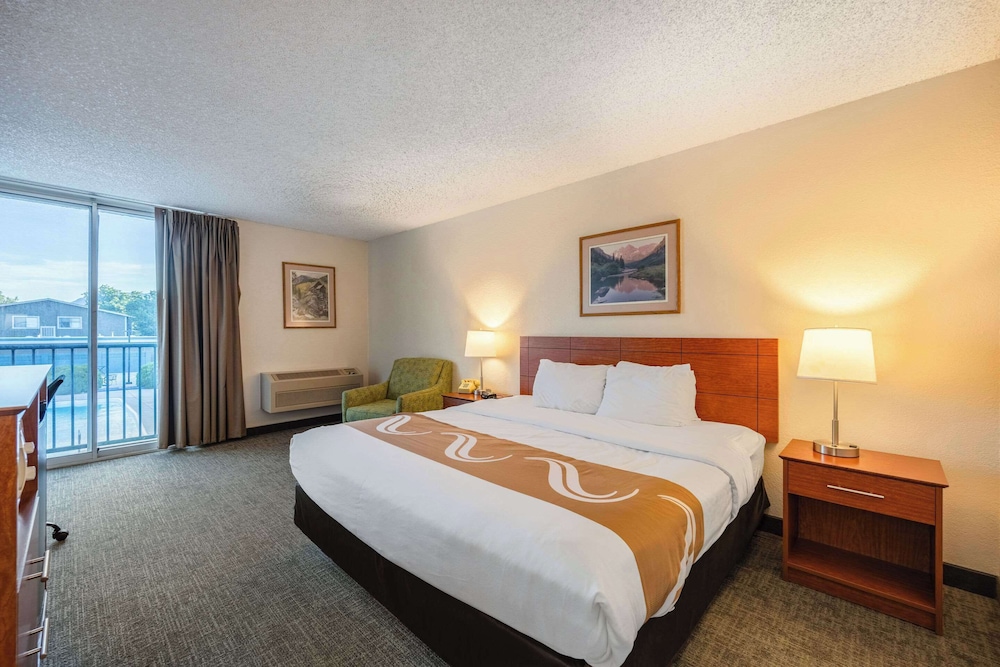 Room, King Bed, Pool Side